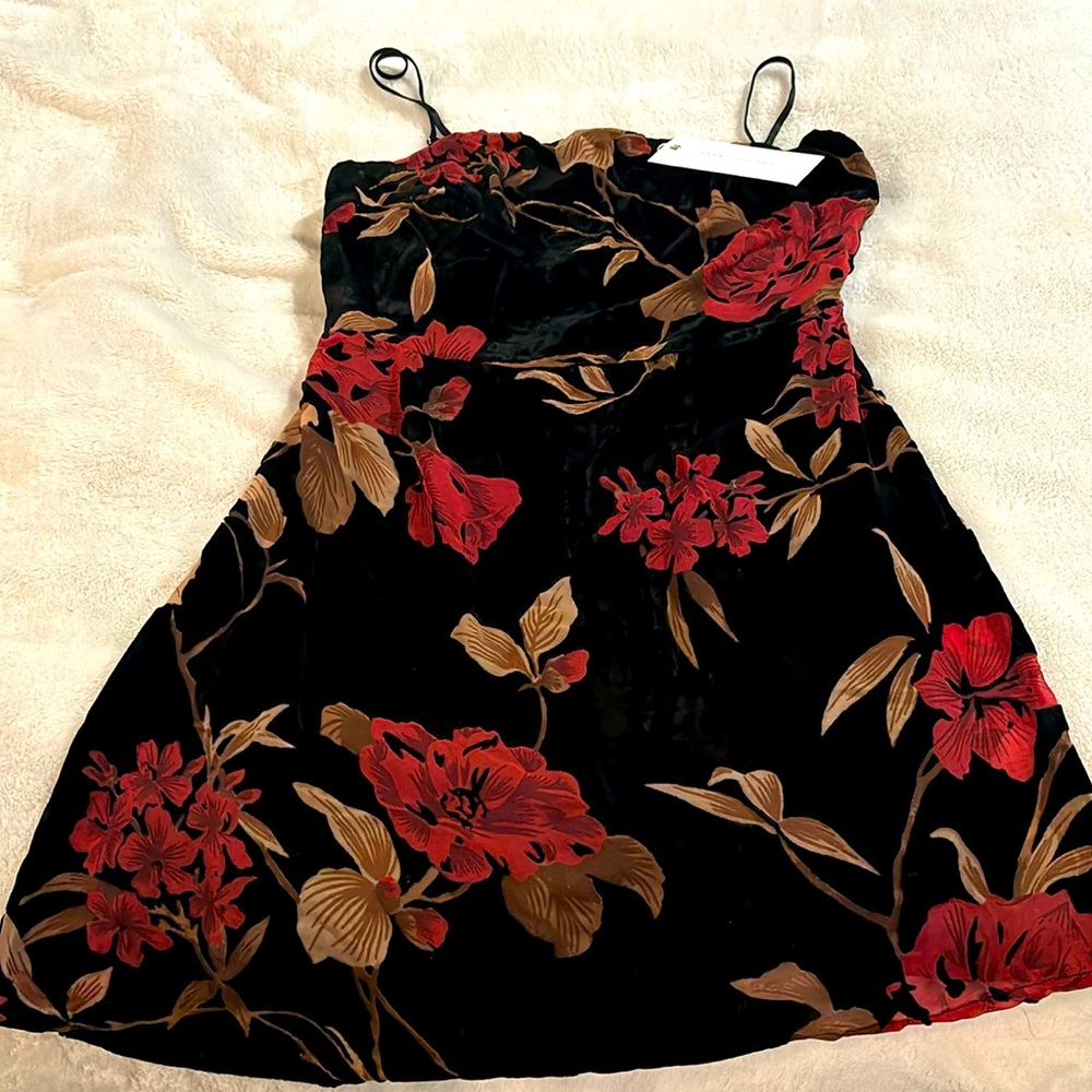 Lulus Size M New with tags. Black velvet with wine and Gold flowers.